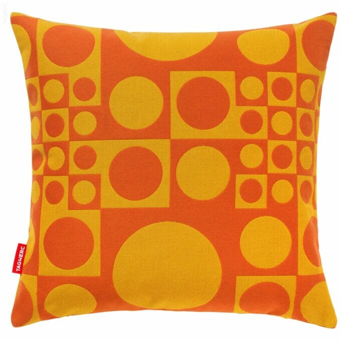 Das Kissen wird mit dem Maharam Stoff Geometri, hier in orange, von der Design Agentur TAGWERC in Deutschland angefertigt. Das Geometri Muster wurde von Designer Verner Panton entworfen.