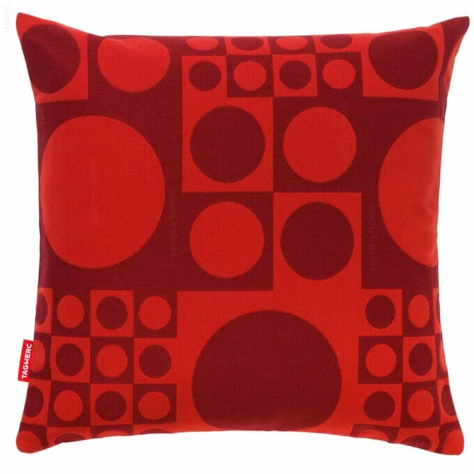 Das Kissen wird mit dem Maharam Stoff Geometri, hier in rot, von der Design Agentur TAGWERC in Deutschland angefertigt. Das Geometri Muster wurde von Designer Verner Panton entworfen.
